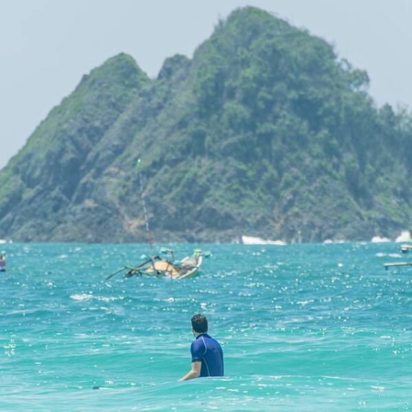 Let's get lost!!! To the sea or the mountain, or Both? 
.
.
Ke laut atau ke gunu...