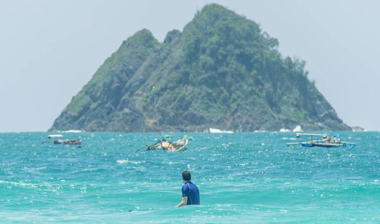 Let's get lost!!! To the sea or the mountain, or Both? 
.
.
Ke laut atau ke gunu...