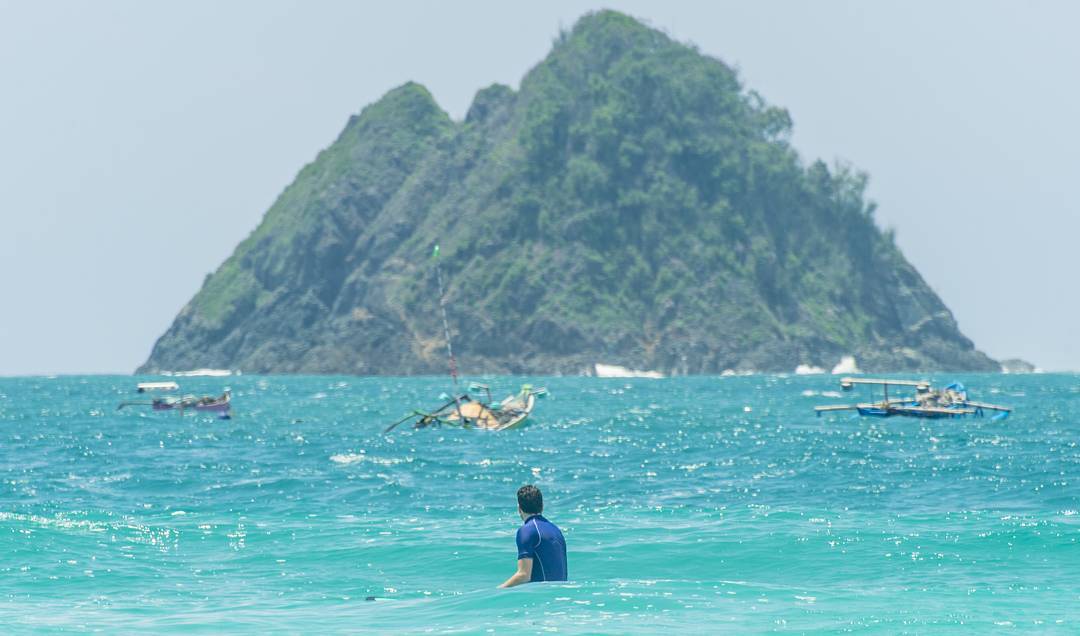 Let's get lost!!! To the sea or the mountain, or Both? 
.
.
Ke laut atau ke gunu...