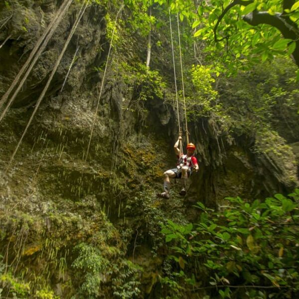 Liburan jangan hanya bersantai di pantai saja. Kita juga bisa menguji adrenalin ...