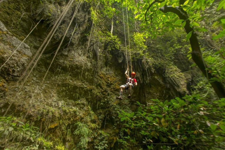 Liburan jangan hanya bersantai di pantai saja. Kita juga bisa menguji adrenalin ...