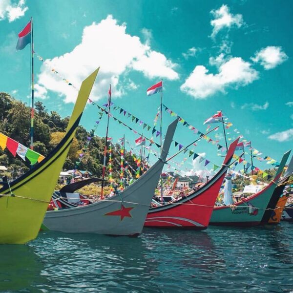 Lomba Perahu Hias mengawali kemeriahan Festival Khanduri Laot di Sabang. Hingga ...