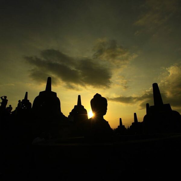 MAGELANG - Sebagai candi Budha terbesar di dunia, perayaan Waisak setiap tahun d...