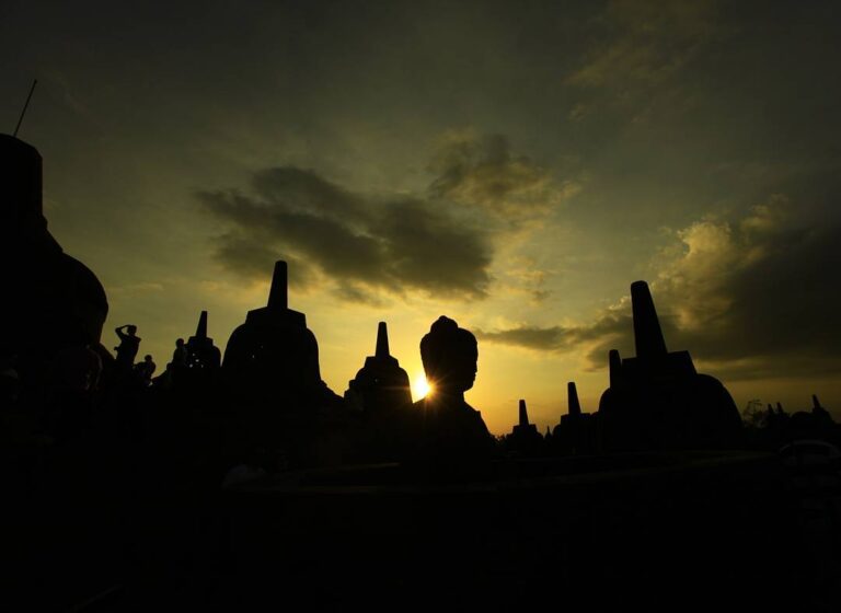 MAGELANG - Sebagai candi Budha terbesar di dunia, perayaan Waisak setiap tahun d...