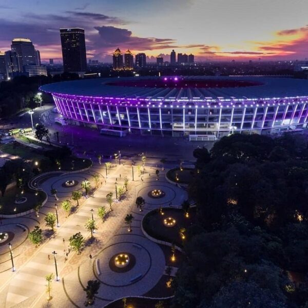 Malam minggu gabut alias enggak ada yang ngajak jalan? Mendingan kita lari malam...