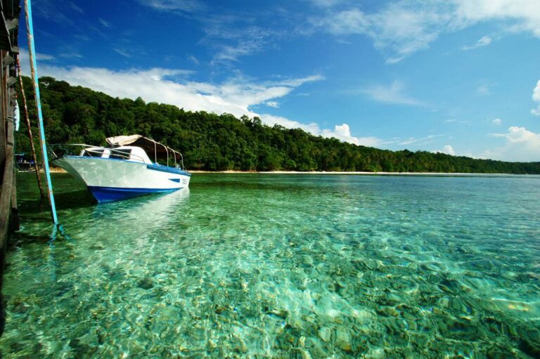 Mari bersandar di Pulau Kakaban dan bermain-main bersama ubur-ubur di Danau Air ...