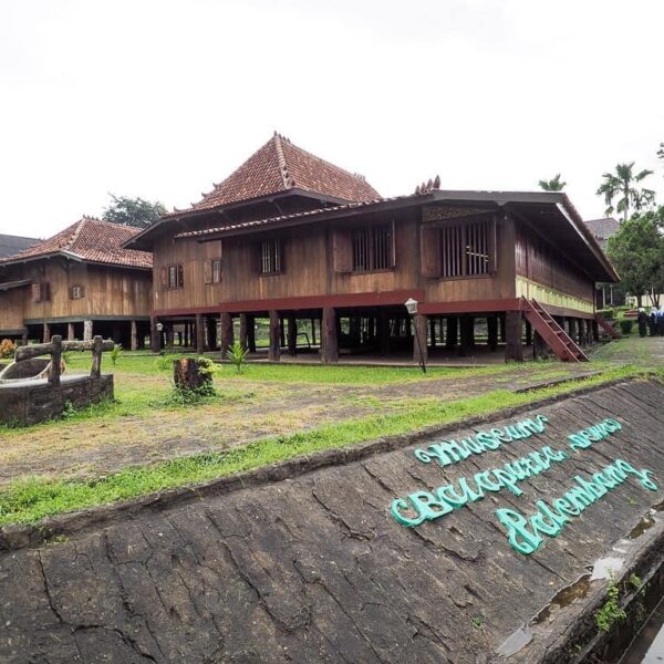 Masih ingat gambar bangunan yang ada di dalam uang lembaran Rp10.000 cetakan lam...