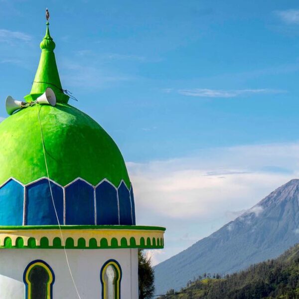 Masjid Jabal Nur merupakan masjid tertinggi di pulau Jawa yang terletak di ketin...