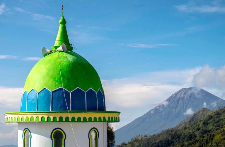 Masjid Jabal Nur merupakan masjid tertinggi di pulau Jawa yang terletak di ketin...
