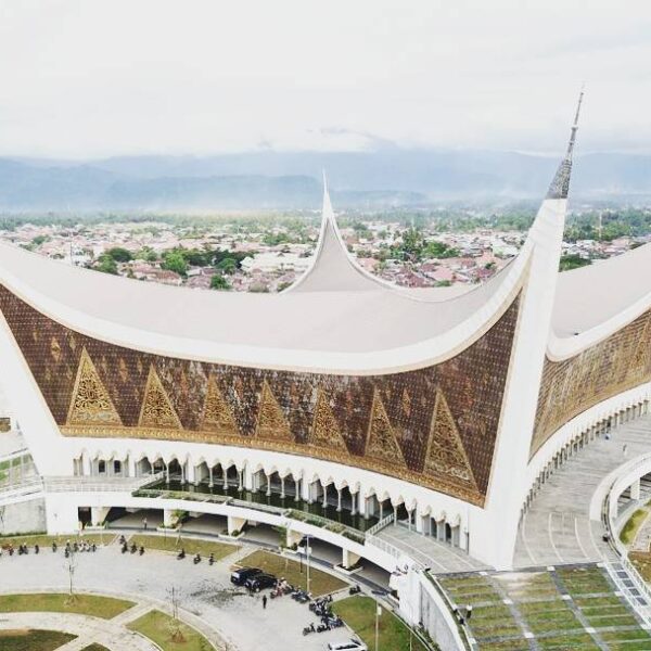 Masjid Raya Sumatera Barat adalah Masjid terbesar di Sumatera Barat dengan arsit...