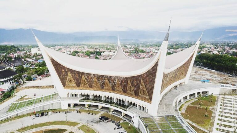 Masjid Raya Sumatera Barat adalah Masjid terbesar di Sumatera Barat dengan arsit...