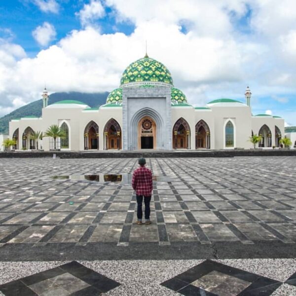 Masjid kebanggaan masyarakat Natuna ini disebut-sebut sebagai Taj Mahalnya Indon...
