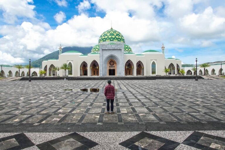 Masjid kebanggaan masyarakat Natuna ini disebut-sebut sebagai Taj Mahalnya Indon...