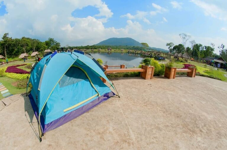 Mau berkemah tapi gamau ribet? Di Bintan, kita bisa ‘kemping manja’ di Kolam Pem...