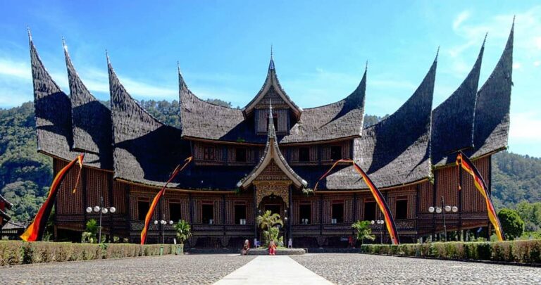 Mau jalan-jalan seru sambil belajar? Nah, di Istano Basa Pagaruyung kita bisa be...