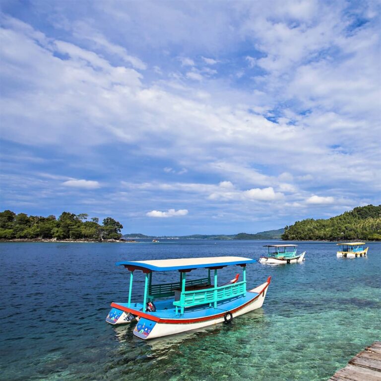 Mau merasakan serunya menyusuri pantai di bawah teduhnya pepohonan hutan tropis?...