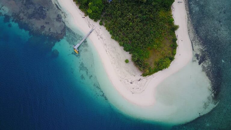 Mau ngerasain keramahan kampung nelayan di Morotai? Datang saja ke Pulau Kolorai...
