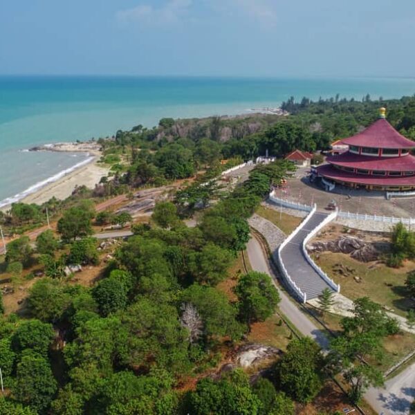 Menghadap langsung ke Laut Natuna Utara, Puri Tri Agung ini memberikan sensasi w...