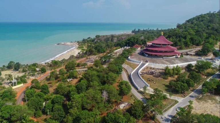 Menghadap langsung ke Laut Natuna Utara, Puri Tri Agung ini memberikan sensasi w...