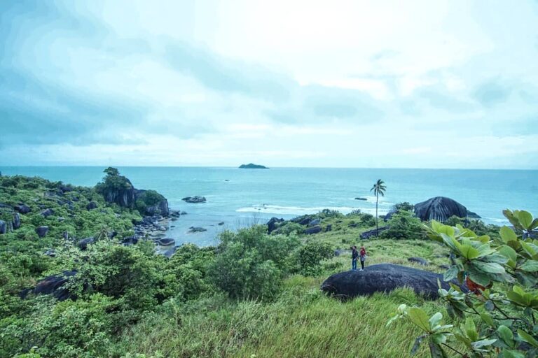 Mengunjungi pulau Natuna, tak lengkap rasanya tanpa bertandang ke lokasi Batu Si...