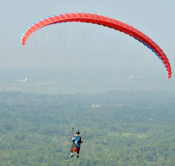 Menikmati indahnya Kota Batu bak burung dari puncak Gunung Banyak, Songgokerto. ...