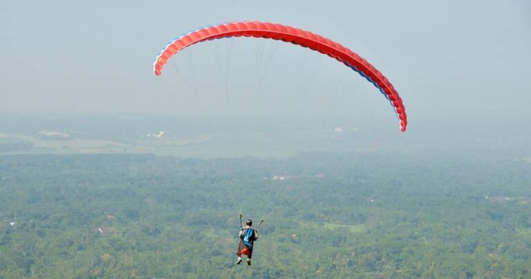 Menikmati indahnya Kota Batu bak burung dari puncak Gunung Banyak, Songgokerto. ...