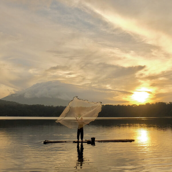 Menikmati pagi hari di ranu (danau) yang letak ketiga ranu tersebut membentuk se...