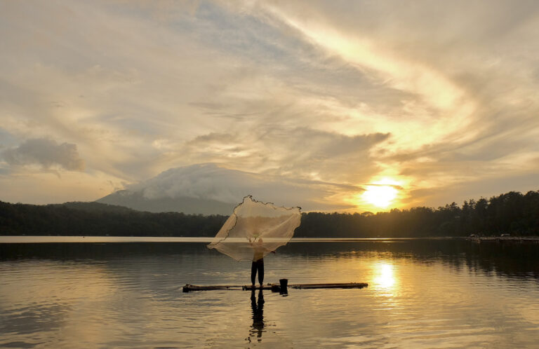 Menikmati pagi hari di ranu (danau) yang letak ketiga ranu tersebut membentuk se...