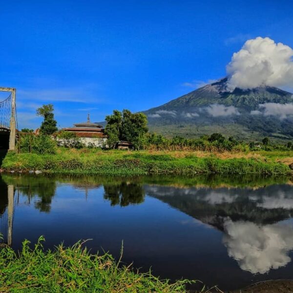 Menjadi gunung tertinggi di Pulau Sumatera dan Gunung berapi tertinggi di Indone...
