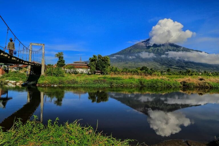 Menjadi gunung tertinggi di Pulau Sumatera dan Gunung berapi tertinggi di Indone...