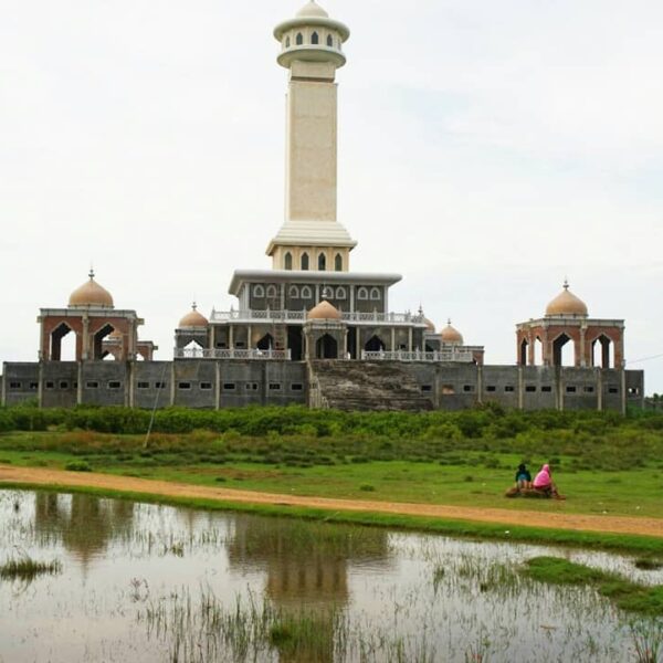 Menjulang tinggi di tengah-tengah persawahan, monumen ini akan menjadi pusat wis...