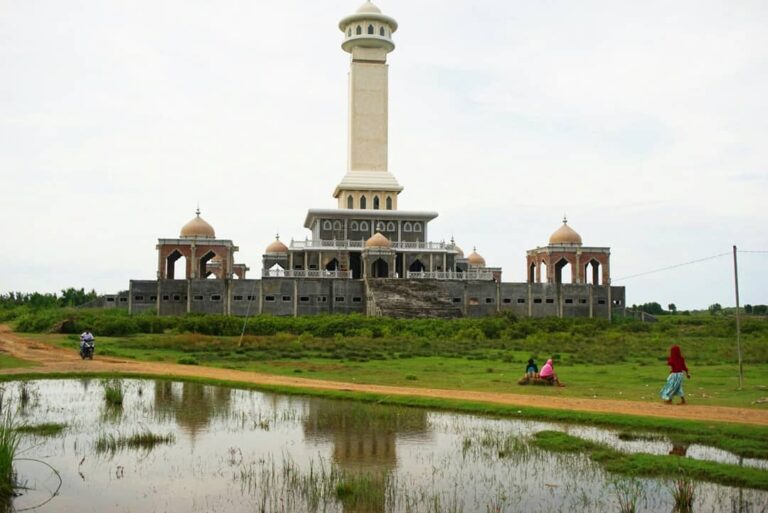 Menjulang tinggi di tengah-tengah persawahan, monumen ini akan menjadi pusat wis...