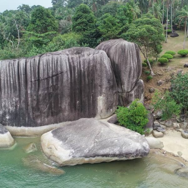 Menyerupai bentuk dinding, batu unik yang berdiri setinggi 15 meter ini menjadi ...