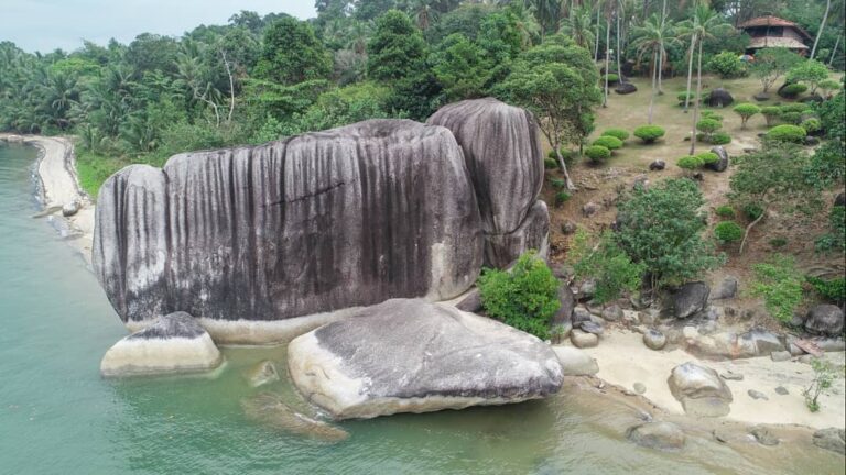 Menyerupai bentuk dinding, batu unik yang berdiri setinggi 15 meter ini menjadi ...