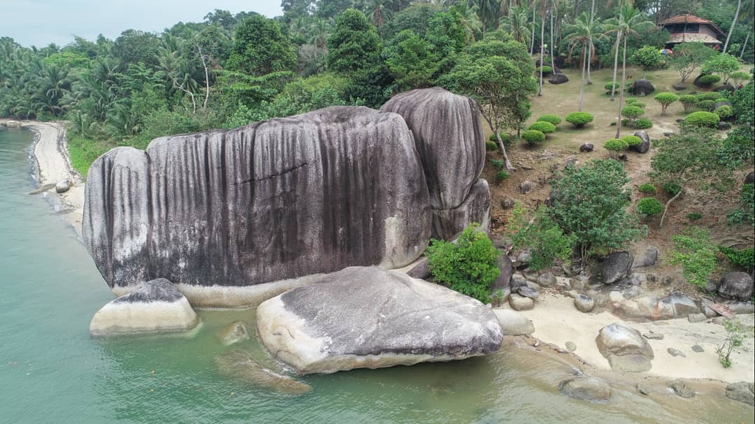 Menyerupai bentuk dinding, batu unik yang berdiri setinggi 15 meter ini menjadi ...