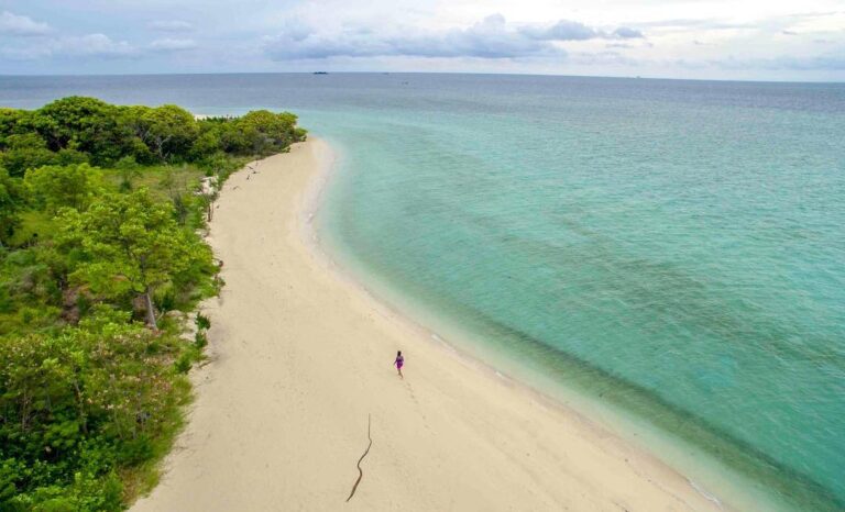 Menyibak pesona Gili Labak, kabupaten Sumenep, Madura, Jawa Timur dengan gradasi...