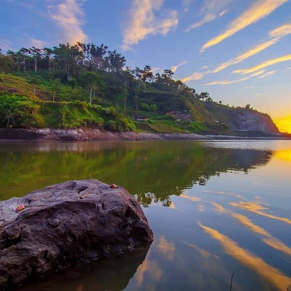 Meskipun berfungsi sebagai bendungan penampung air, tapi waduk ini memiliki peso...
