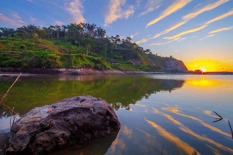 Meskipun berfungsi sebagai bendungan penampung air, tapi waduk ini memiliki peso...