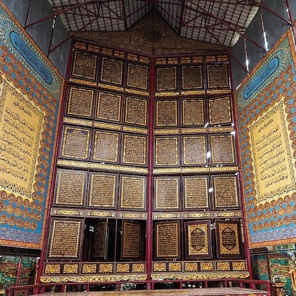 Museum Rekor Indonesia telah menobatkan Al-Quran raksasa ini menjadi yang terbes...