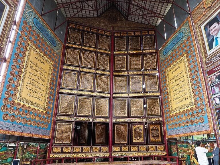 Museum Rekor Indonesia telah menobatkan Al-Quran raksasa ini menjadi yang terbes...