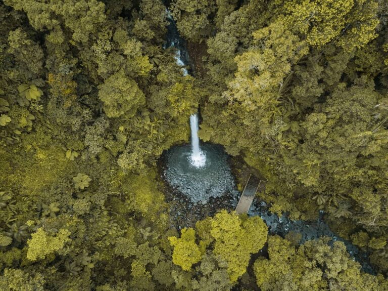 Nah, ini dia Curug Sawer yang masih dalam satu lokasi dengan Jembatan Gantung Si...