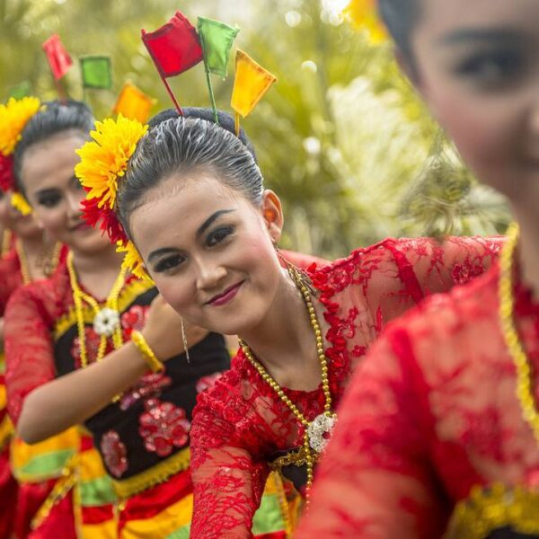 Namanya Tari Lahbako berasal dari Jember, Jawa Timur. Terdiri dari dua kata, Lah...