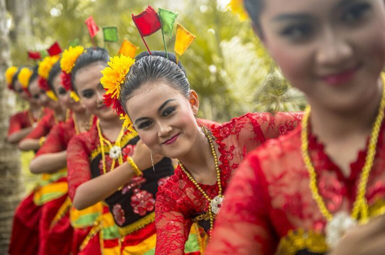 Namanya Tari Lahbako berasal dari Jember, Jawa Timur. Terdiri dari dua kata, Lah...