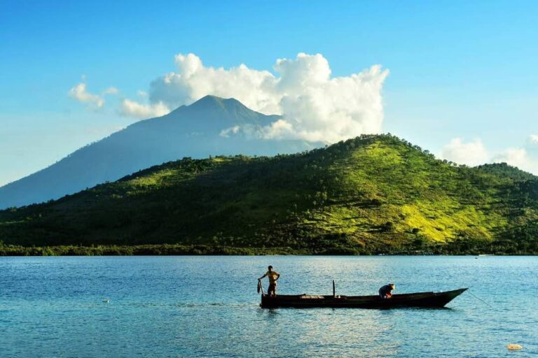 Nelayan merupakan salah satu mata pencaharian yang cukup umum di negara maritim ...