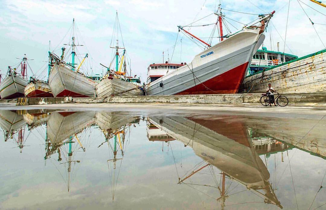 Nenek moyang ku seorang pelaut
Gemar mengarungi luas samudra
Menerjang ombak tia...