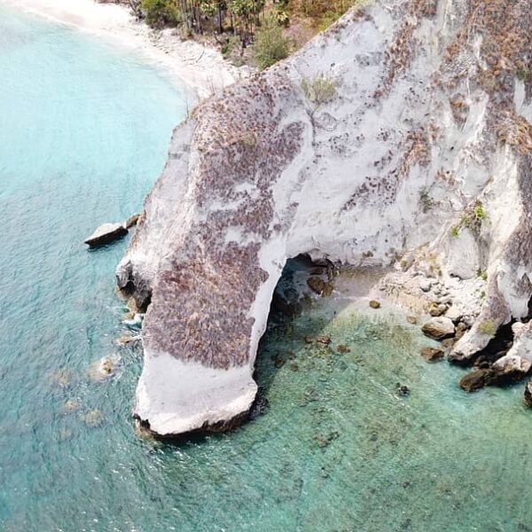 Objek wisata yang menawan ini di beri nama ‘Batu Lubang. Pantainya masih alami d...