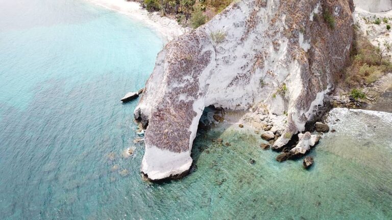 Objek wisata yang menawan ini di beri nama ‘Batu Lubang. Pantainya masih alami d...