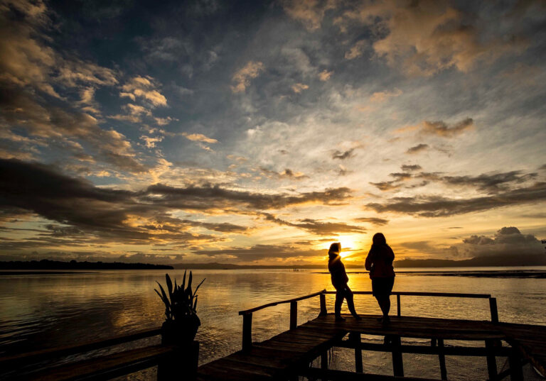 Ohoi Disuk, Mentari Seiring Pelangi.
.
Setiap sisi jalanan di Langgur, Maluku Te...