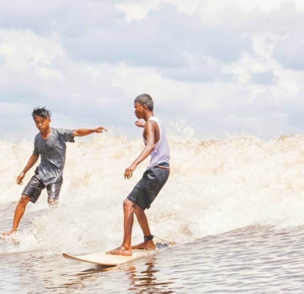 Ombak besar di laut, itu pemandangan biasa. Namun di hilir Sungai Kampar, Desa M...