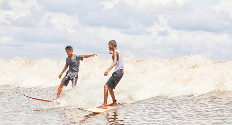 Ombak besar di laut, itu pemandangan biasa. Namun di hilir Sungai Kampar, Desa M...